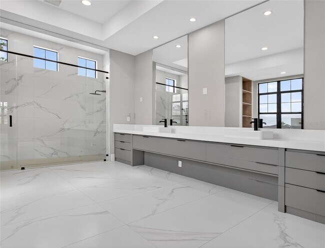 Building Photo - 16130 Pendio Dr