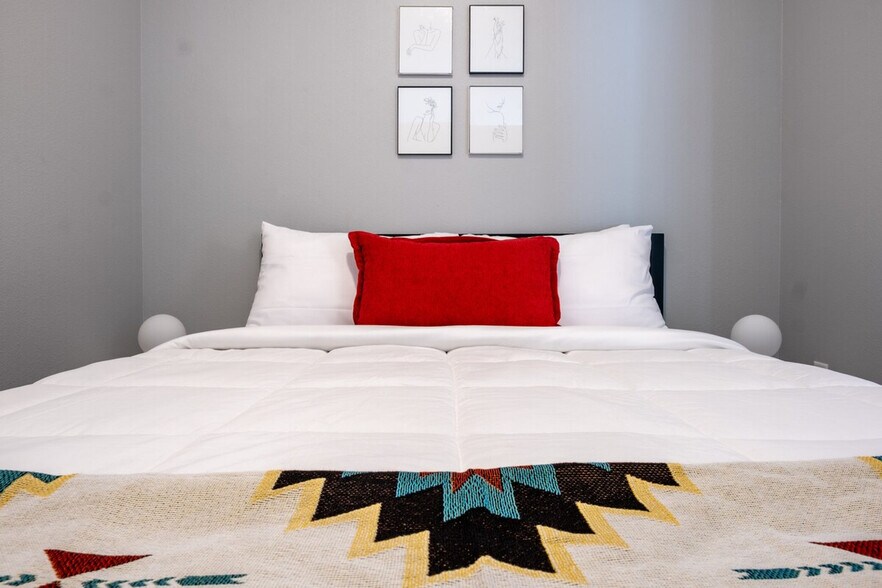 Building Photo - 2301 Ingersoll Ave