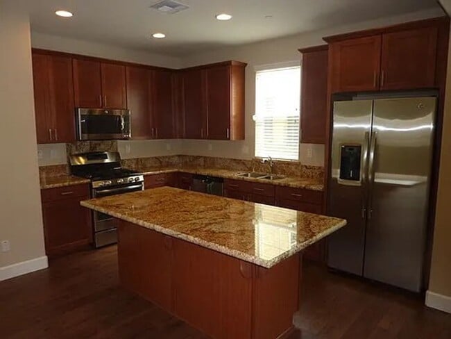 Building Photo - Fantastic Location in Roseville off Blue Oaks!  4 Bedroom Home with Downstairs Bedroom and Full B...