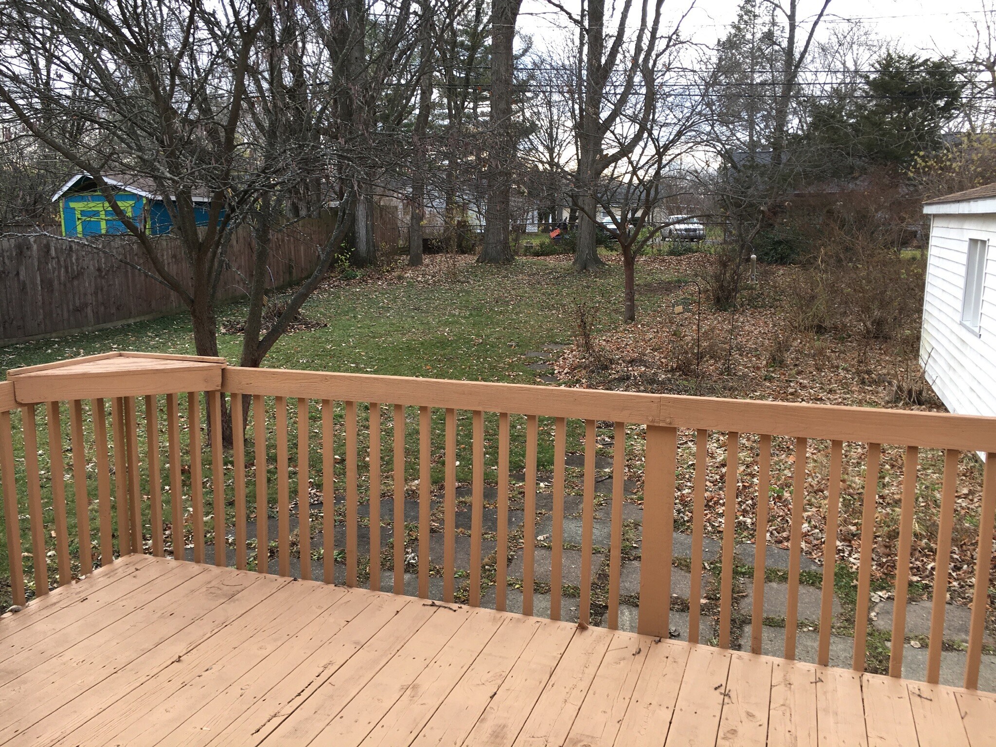 Deck, yard and flower garden - 3160 Fernwood Ave