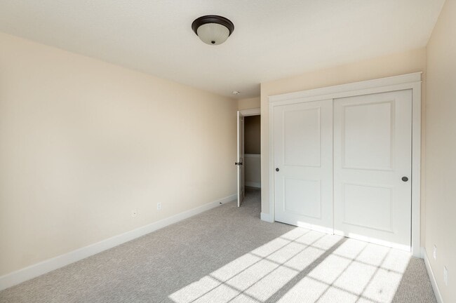Building Photo - Sun Meadow Home 4 Bed + Bonus + Office + H...
