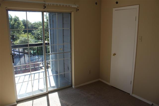 Building Photo - 18333 Roehampton Dr