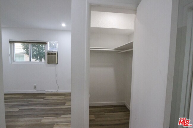 Building Photo - 12942 Moorpark St