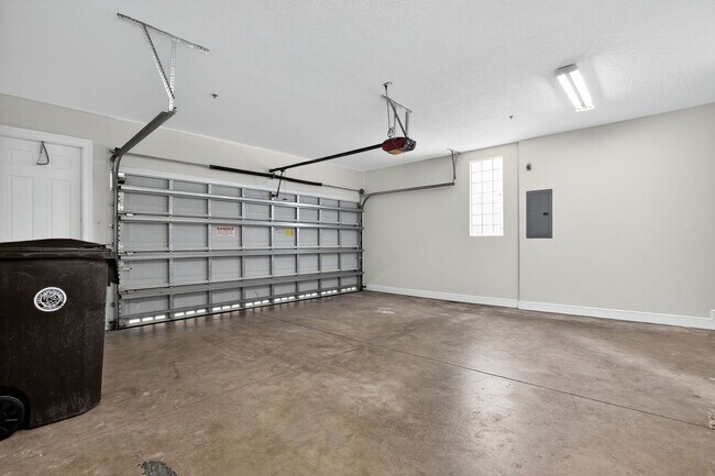 Building Photo - 4 Bedroom Townhome in West Palm Beach