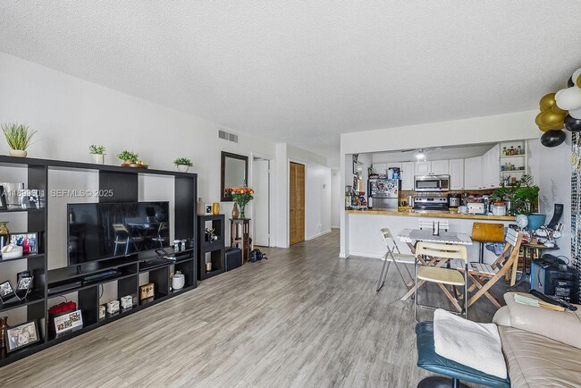 Building Photo - 428 Lakeview Dr