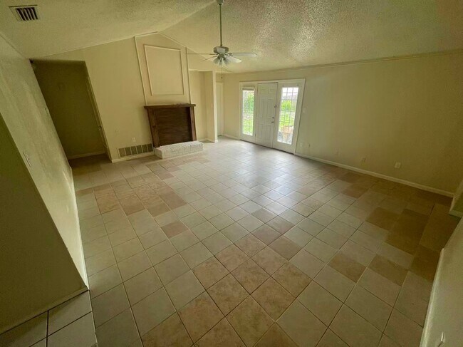 Building Photo - Beautiful 4 Bedroom 2 Bathroom in Plano!