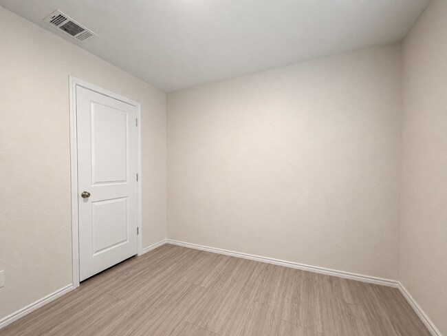 Building Photo - Modern Comfort Meets Convenient Living in San Antonio