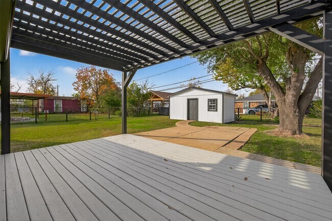 Building Photo - 3527 La Retama Dr