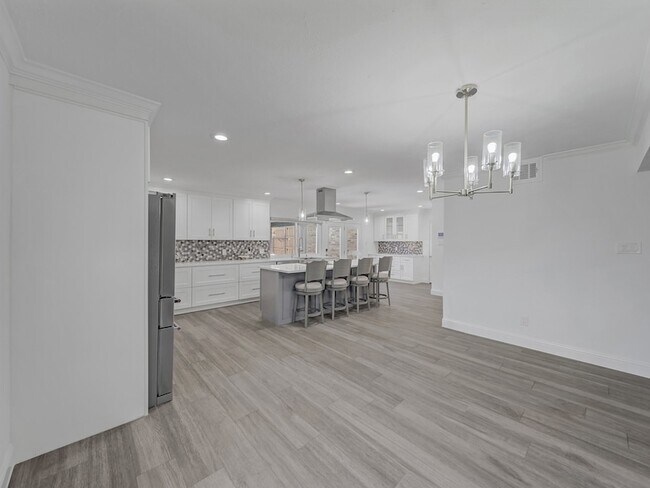 Building Photo - 1121 Bass Dr