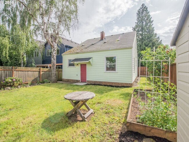 Building Photo - Amazing Well Kept Secret! 4bed 1.5bath Bungalow!