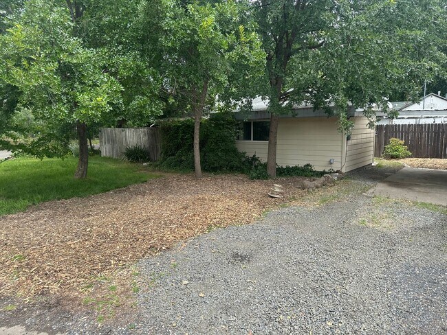 Building Photo - 2 BR w/ Bonus Room/Office