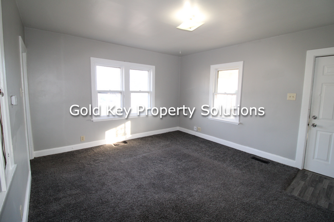 Building Photo - Updated 2 Bed 1 Bath Home For Rent (NO SEC...