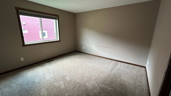 Building Photo - Beautiful and Spacious 4 Bedroom 3 Bath Av...