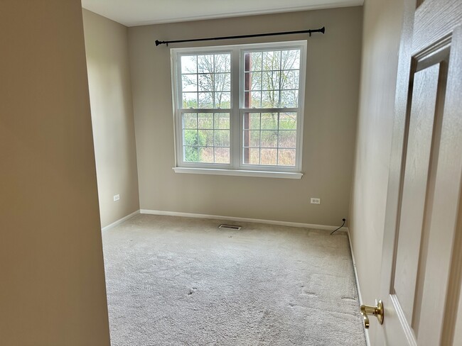 Building Photo - 2433 Golf Ridge Cir