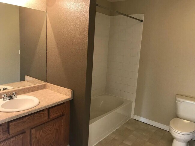 Building Photo - Beautiful 2 Bed, 2 Bath Condo in Great Location!
