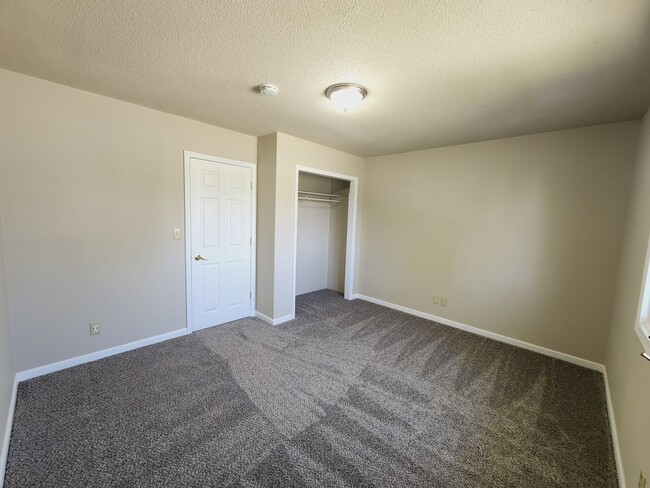 Building Photo - 3 Bedroom 2 Bath Home Available in Knoxville