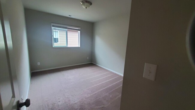 Building Photo - Beautiful Newer Puyallup Home You Will Not...