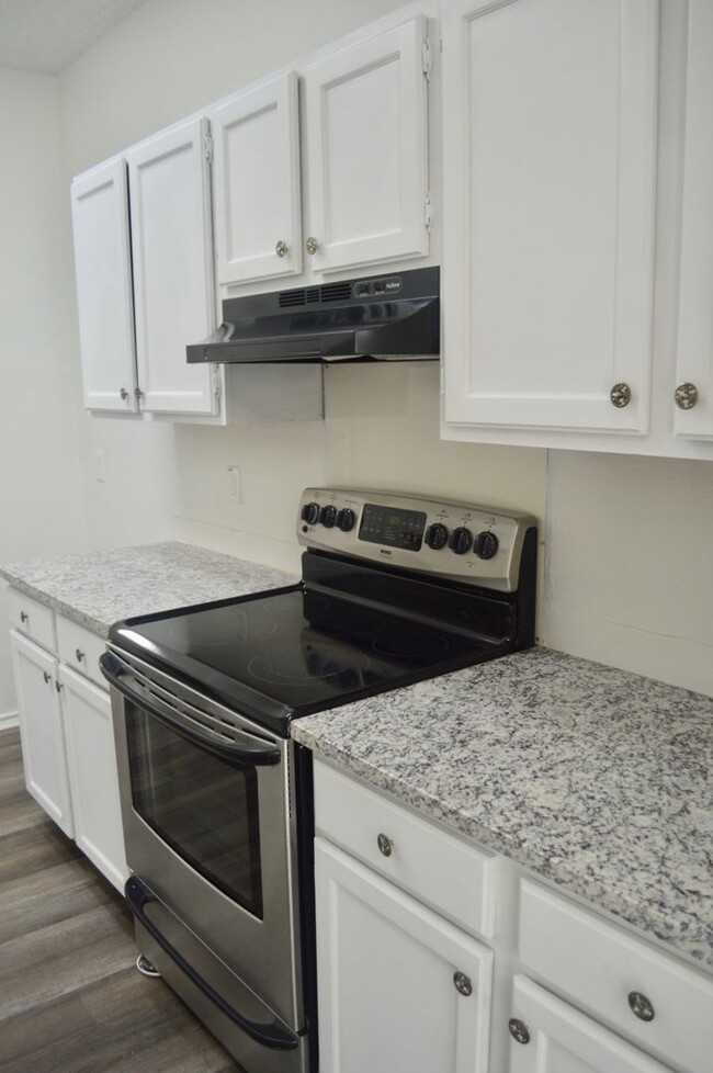 Building Photo - Charming 3 bed 2 bath with a converted gar...