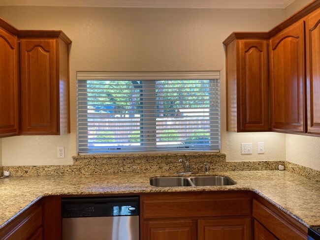 Building Photo - 2 Bedroom 2.5 Bath Townhome