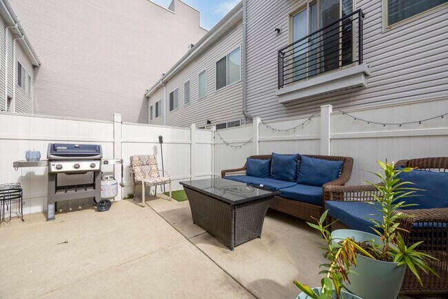 Building Photo - 813 N 15th St