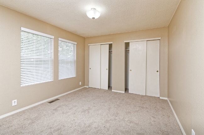 Building Photo - 2 Weeks FREE RENT 1st Month !!