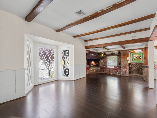 Building Photo - 2624 E 8th St