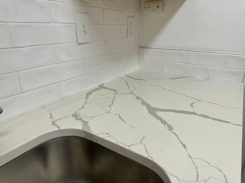 Building Photo - 3945 Lyndhurst Dr