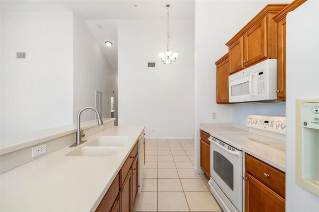 Building Photo - 905 Fairwaycove Ln