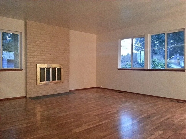 Building Photo - Spacious split entry home