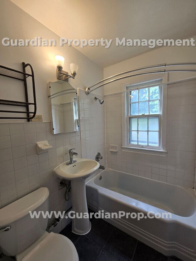 Building Photo - Available Now! Free Oct Rent! NE Minneapol...