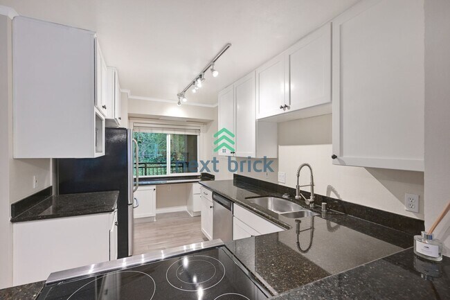 Building Photo - Beautiful home with 2 beds and 1 bath for ...