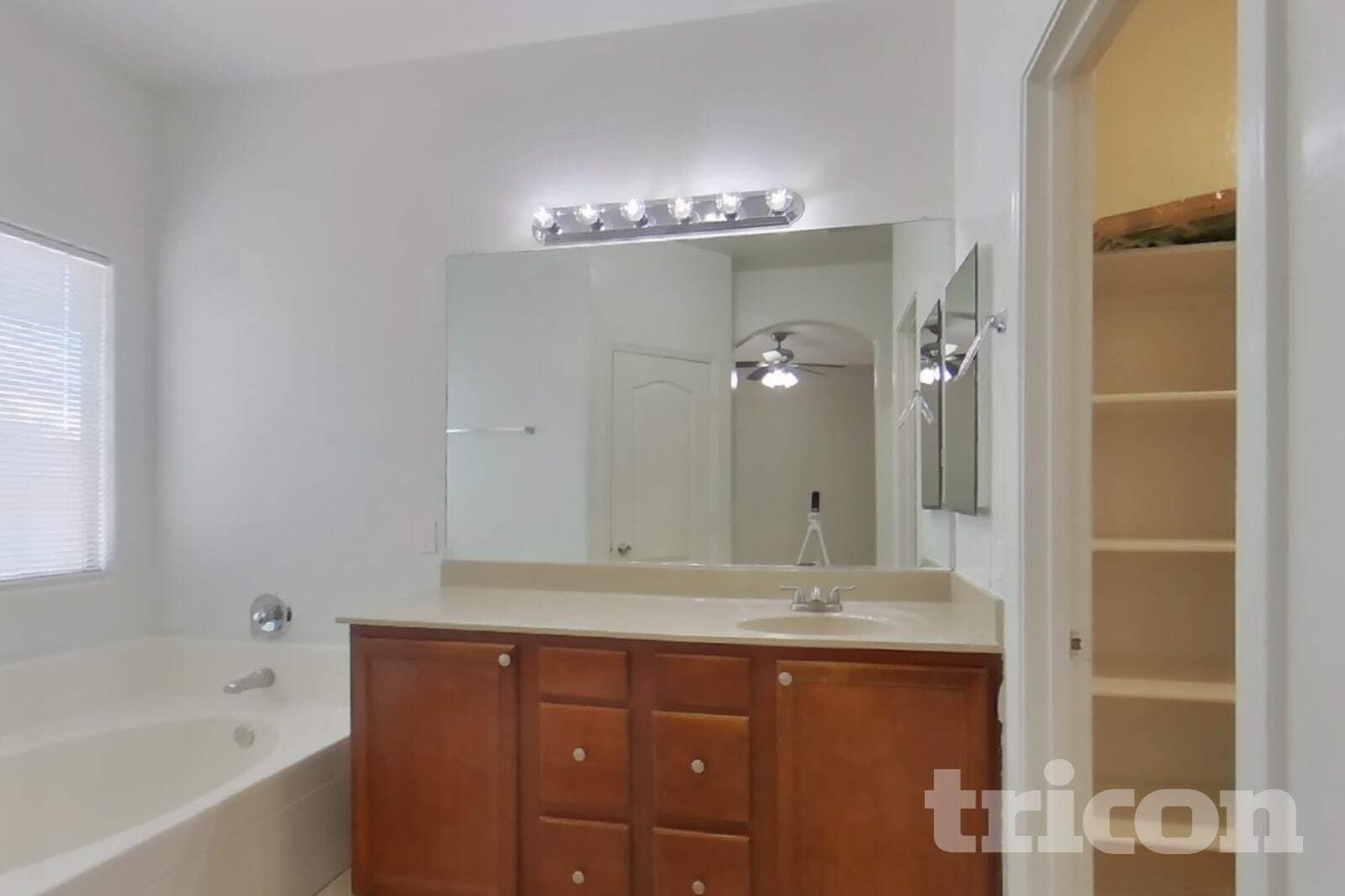 Building Photo - 504 W Beautiful Ln