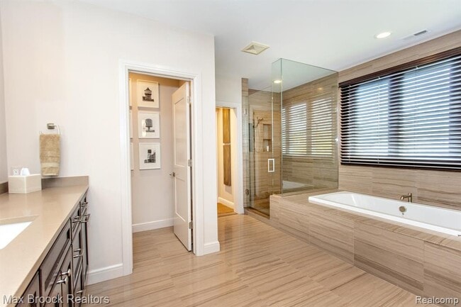 Building Photo - 25925 York Rd