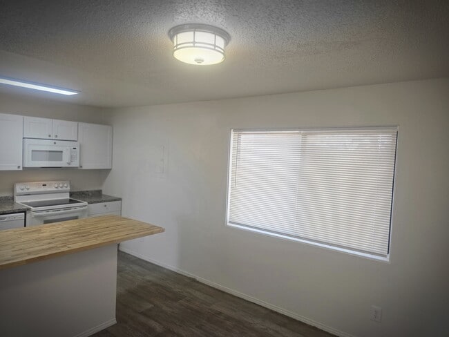 Building Photo - 409 River Rd