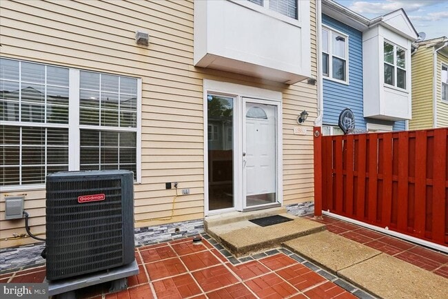 Building Photo - 2867 Shepperton Terrace