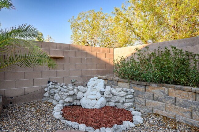 Building Photo - "Spacious 4-Bed Oasis with Outdoor Kitchen & Hardwood Elegance in North Las Vegas!"