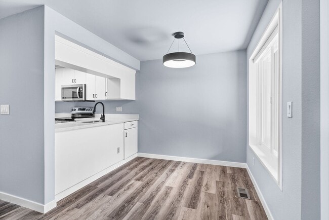 Building Photo - Large Remodeled 2bd, 1ba Condo Available in Totem Lake!