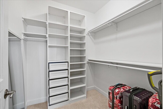 Building Photo - Elegant Single-Family Residence with Upscale Finishes in Amenity-Rich Community