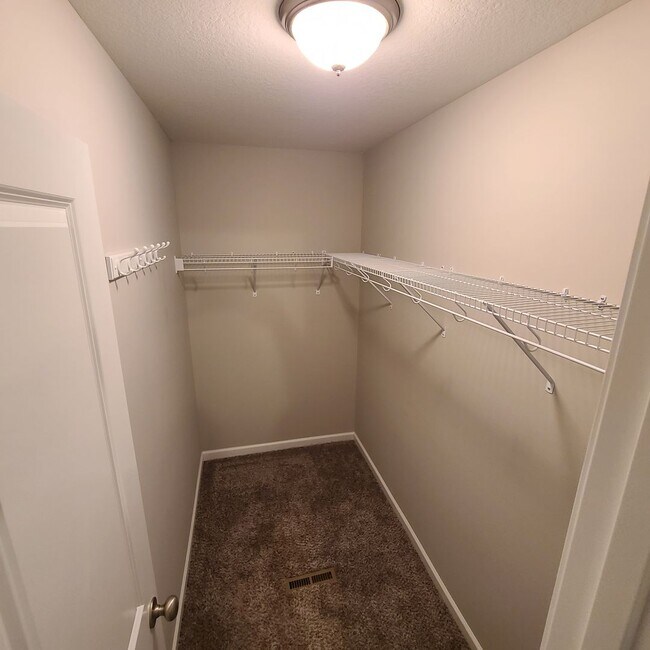 Building Photo - Knoxville 37917 - 3 bedroom,  2 bath home - Call Sharon Arnwine 865-313-7215 (cell) or 865-693-32...