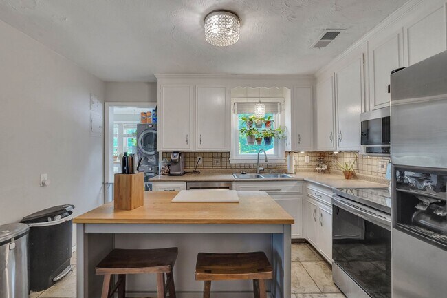 Building Photo - Charming 3-Bedroom Home in Savannah’s Parkside Neighborhood