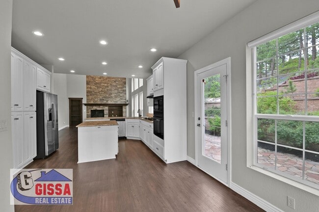 Building Photo - Beautiful home with 7 bedrooms, 5 1/2 bath...