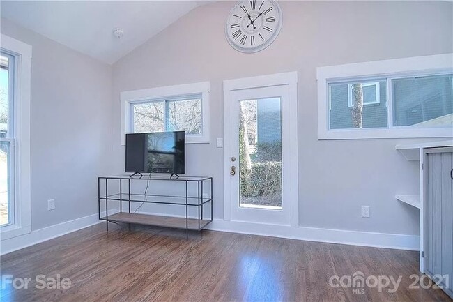 Building Photo - Remodeled 3 bed, 2 bath home in Plaza-Shamrock!