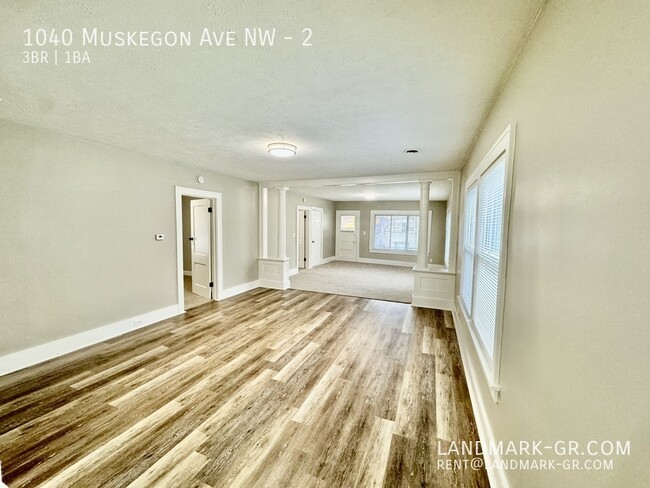 Building Photo - AVAIL NOW!! Newly renovated upper 3 bed / ...