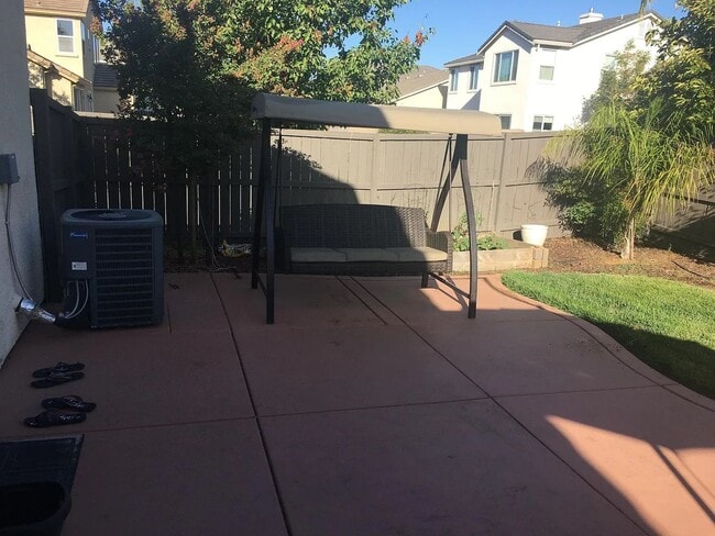 Building Photo - Clean 2000 sqft. 3 Bedroom 2 Bathroom Anatolia Home for Lease.
