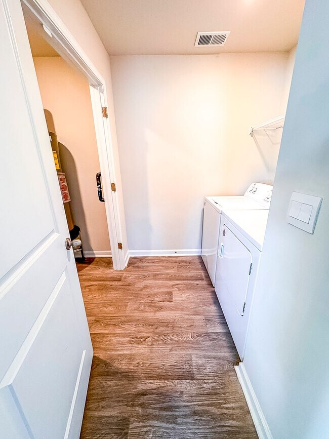 Building Photo - Upgraded 3 Bed, 2 Bath Pet-Friendly Home w...