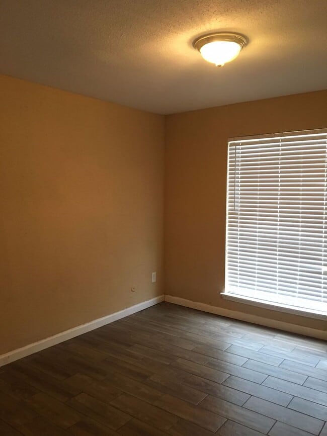Building Photo - 3 BR 2 BA Condo - Downstairs