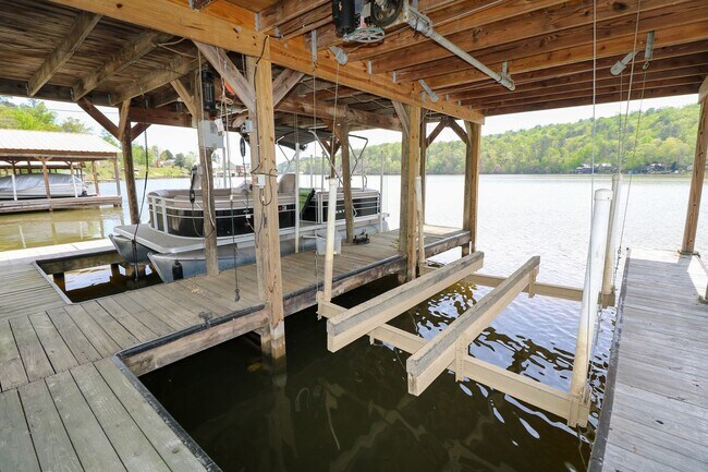 Building Photo - Wonderful Lake Home
