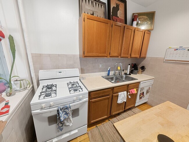 Building Photo - Very Spacious 2 BR/1 BA in Wrigleyville