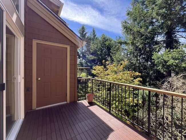 Building Photo - Incredible Forrest Park Townhome!! 2 bedroom, 2 bath, HUGE attached Garage!