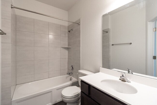 Building Photo - 909 Durness Dr